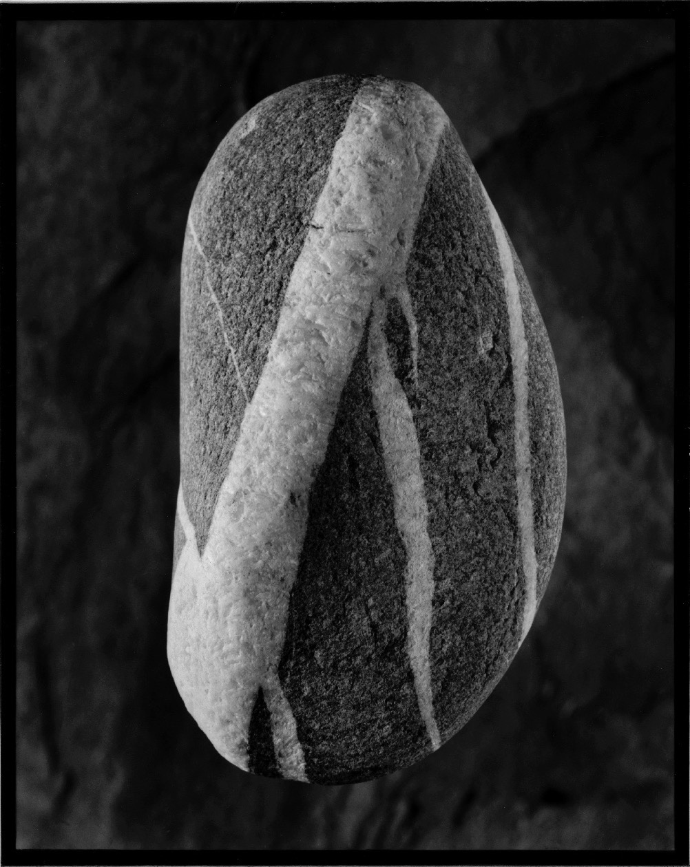 Schwarz-Weiß-Fotografie: Stein mit hellem, diagonal verlaufendem Band